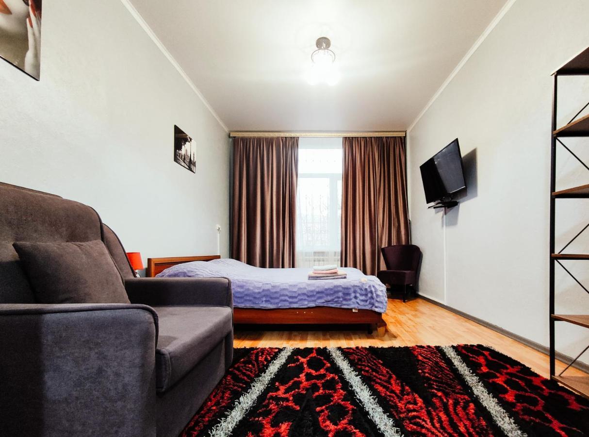 Nadezhda Apartments On Abylay Khan Ave 121 Almaty Exterior photo
